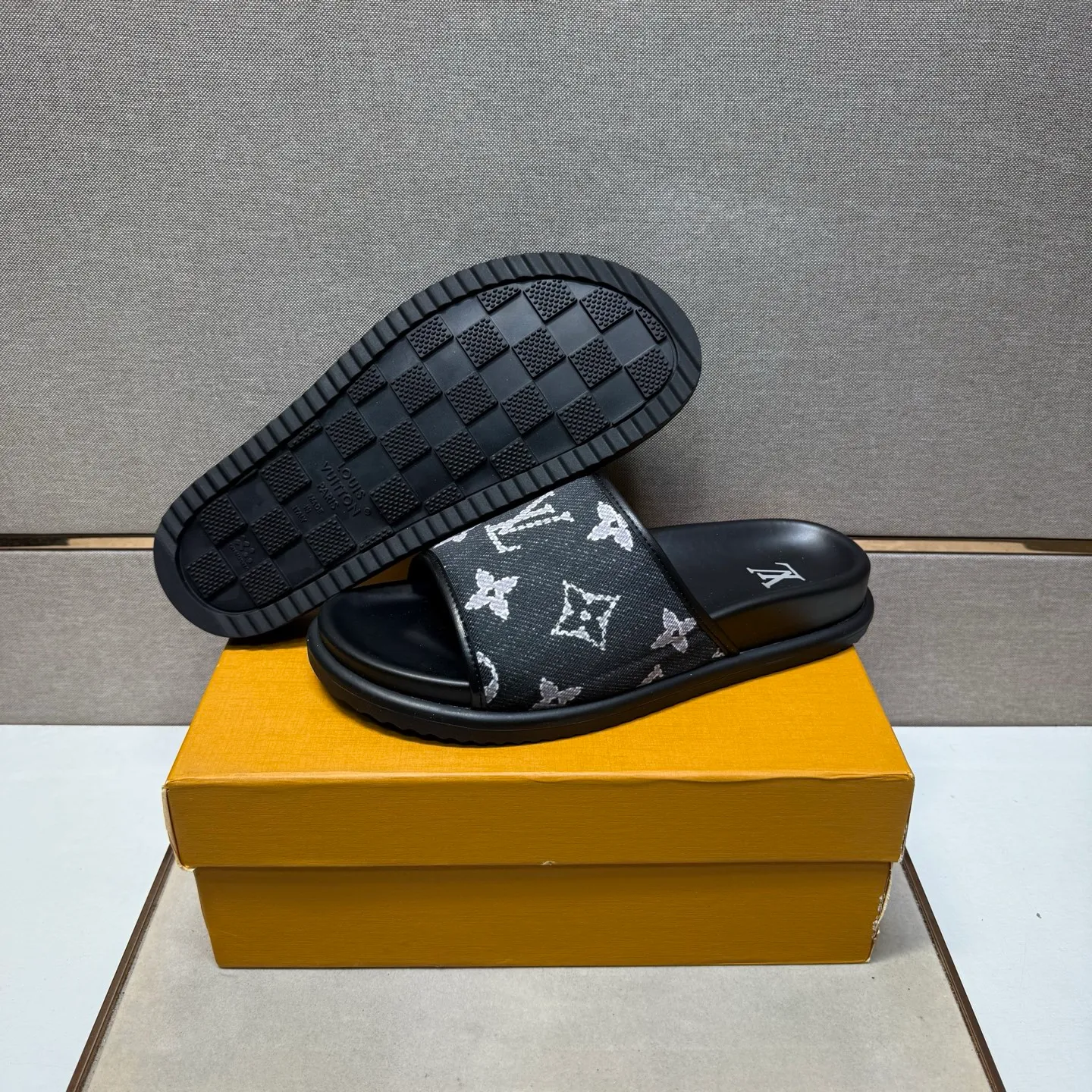 ⬛️Men's shoes 💰p320 [LV～] Men's casual slippers 2025z cabinet sales simultaneously 🔶Size: 38-44 #️⃣ 🔷2 colors🔜The upper is made of multi-material splicing➕Genuine leather lining, comfortable and breathable, sole: original comfortable and wear-resistant outsole, ⚠️Real shot📱Photographed🎬The real thing is better📢📢📢